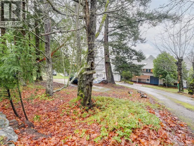 2202 Arbutus Rd, Saanich, British Columbia V8N1V3