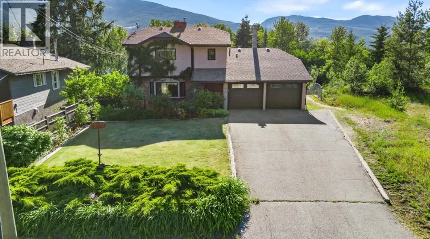 210 10th Avenue NW, Nakusp, British Columbia V0G1R0