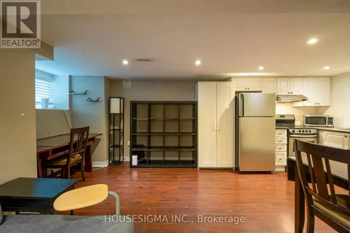 C - 52 STANLEY TERRACE, Toronto (Niagara), Ontario M6J2R4