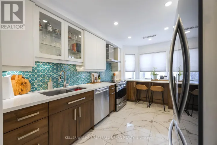 D - 921 ADELAIDE STREET W, Toronto (Niagara), Ontario M6J3T2