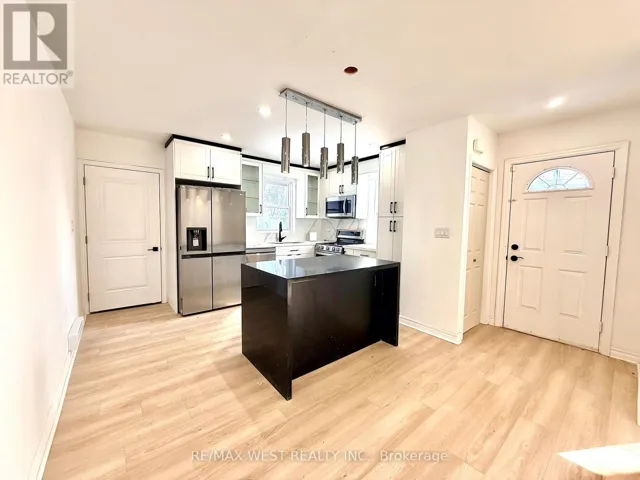 UPPER - 34 TOURAINE AVENUE, Toronto (Clanton Park), Ontario M3H1R2