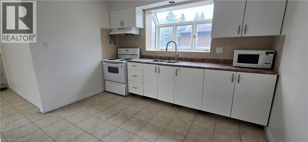23 RUTHERFORD Drive Unit# B, Kitchener, Ontario N2A1P8
