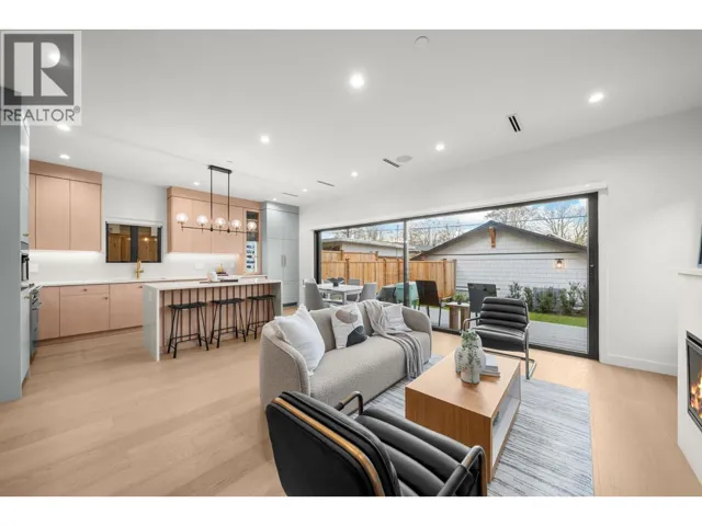 2 2247 PARKER STREET, Vancouver, British Columbia V5L2L8