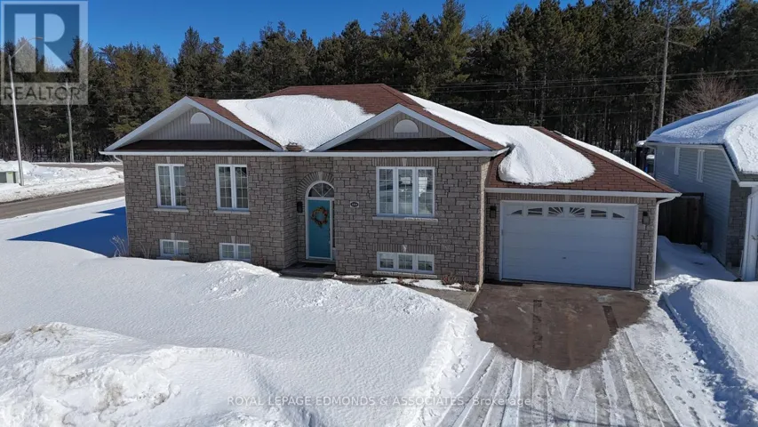 2001 SANDSTONE CRESCENT, Petawawa, Ontario K8H0B2