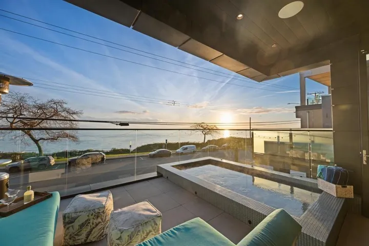 14555 MARINE DRIVE, White Rock, British Columbia V4B1B5