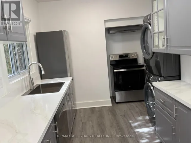 2 - 92 THIRTY NINTH STREET, Toronto (Long Branch), Ontario M8W3M7