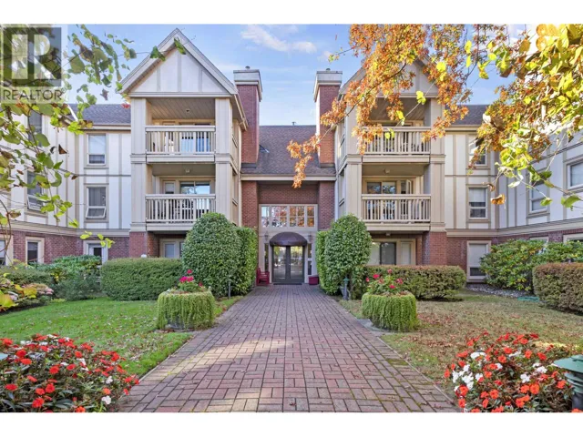 205 843 22ND STREET, West Vancouver, British Columbia V7V4C1