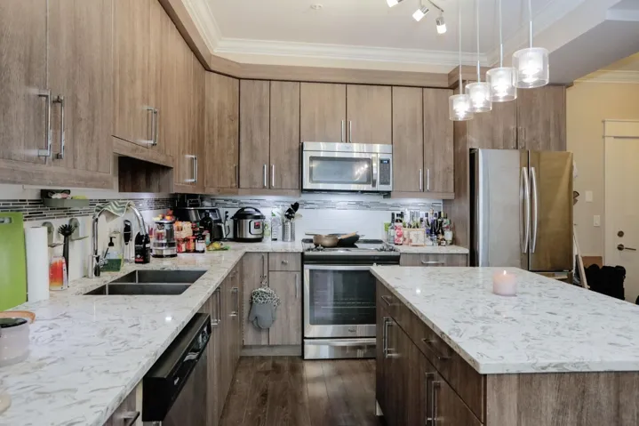 415 19228 64 AVENUE, Surrey, British Columbia V3S7C9