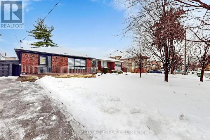 20 KNOX AVENUE, Toronto (Humber Summit), Ontario M9L2M3