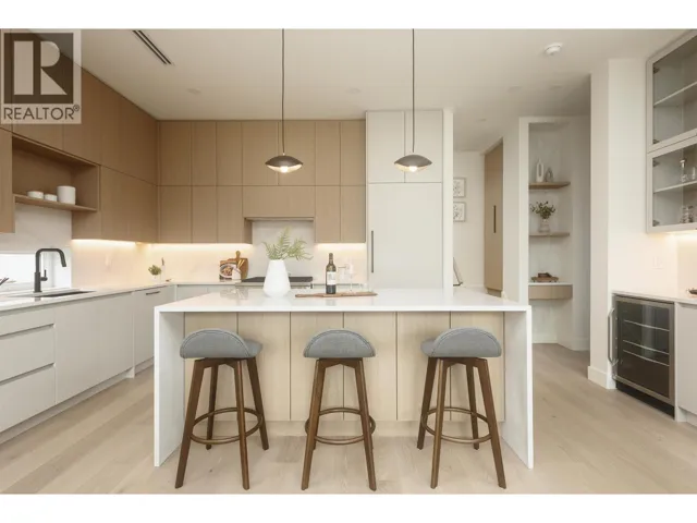 2 735 E 10TH AVENUE, Vancouver, British Columbia V5T2A8