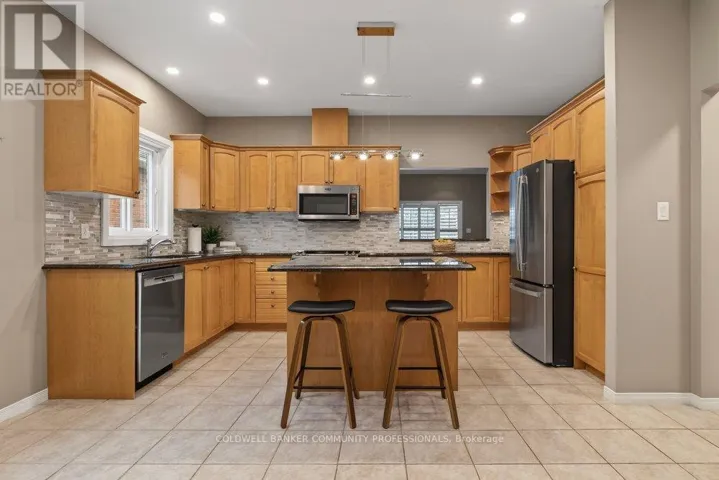 37 GARTH TRAILS CRESCENT, Hamilton, Ontario L9B2X1