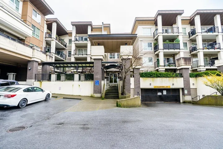 417 9655 KING GEORGE BOULEVARD, Surrey, British Columbia V3T0C7