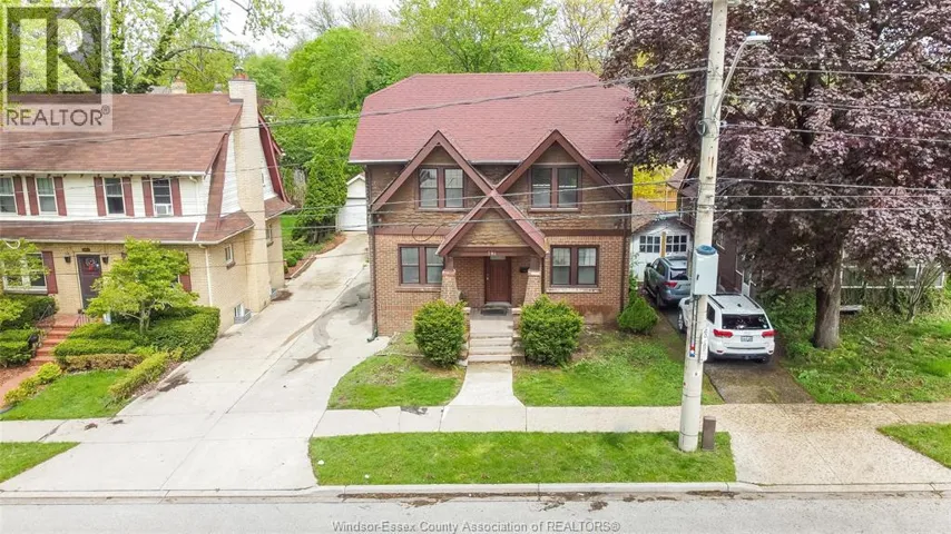 384 DETROIT, Windsor, Ontario N9C2P5