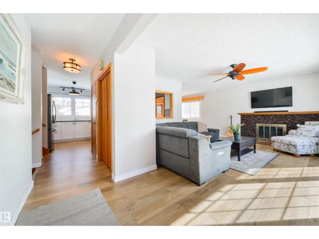 15714 89A AV NW, Edmonton, Alberta T5R4T2