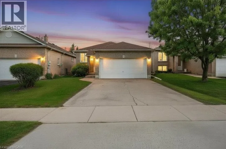 8 BRADLEY Lane, Brantford, Ontario N3T6R5