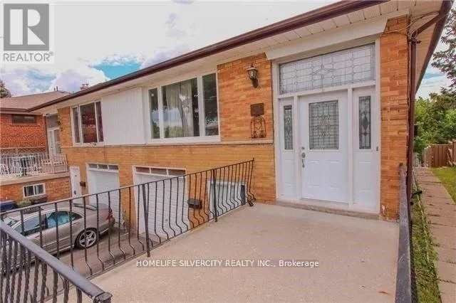 UPPER LEVEL - 31 LAKELAND DRIVE, Toronto (Thistletown-Beaumonde Heights), Ontario M9V1M8