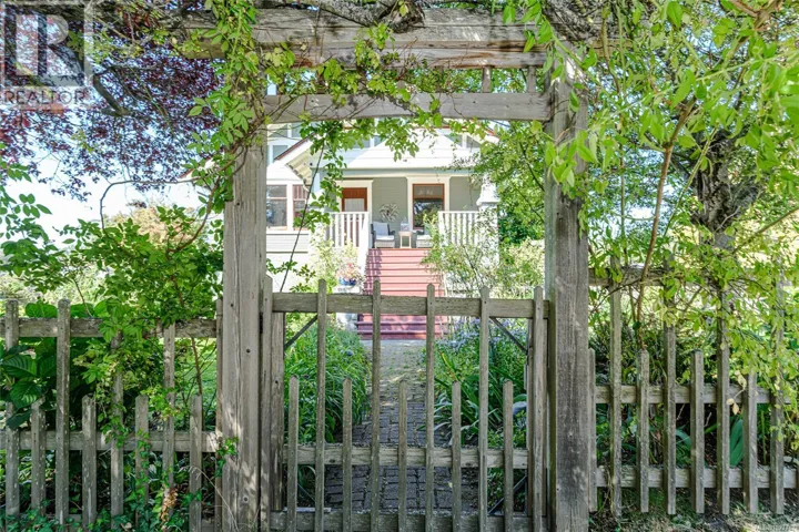 1160 Reynolds Rd, Saanich, British Columbia V8P2K1