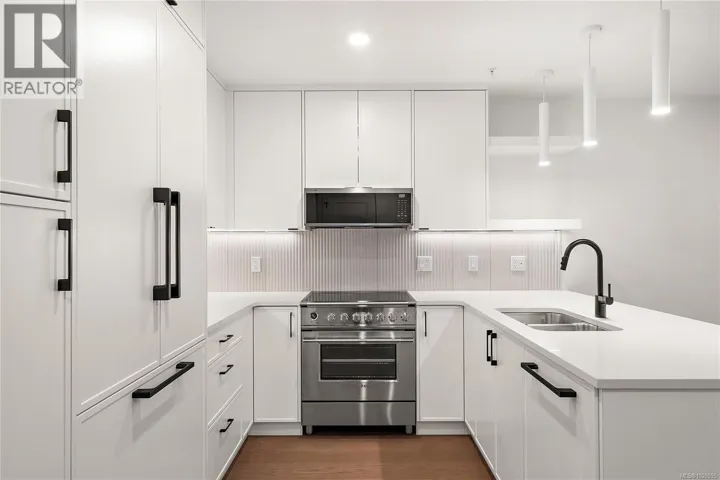 TH2 1102 Esquimalt Rd, Esquimalt, British Columbia V9A0L3