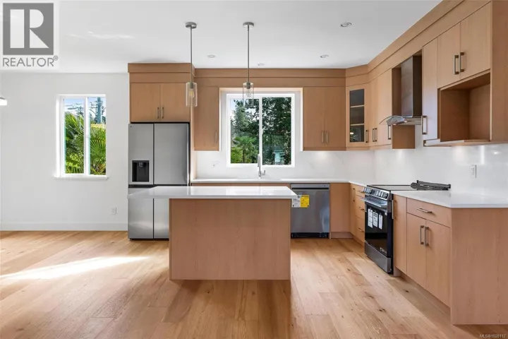 4 1559 Ash Rd, Saanich, British Columbia V8N2S9