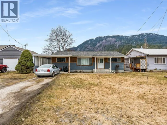 714 Davies Avenue, Salmo, British Columbia V0G1Z0