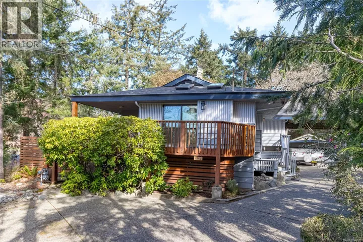 2626 MacDonald Dr E, Saanich, British Columbia V8N1X9