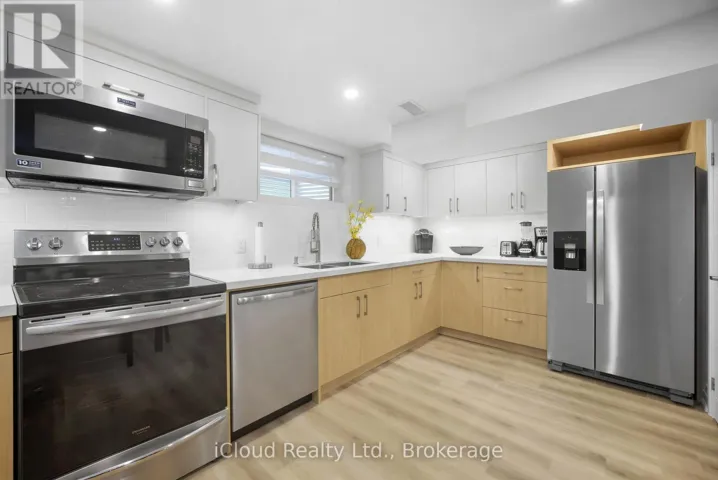 B - 23 SWANHURST BOULEVARD, Mississauga (Streetsville), Ontario L5N1B6