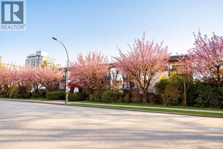 208 211 W 3RD STREET, North Vancouver, British Columbia V7M1E9