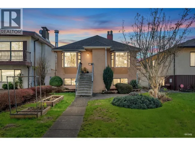 2576 PARKER STREET, Vancouver, British Columbia V5K2T3