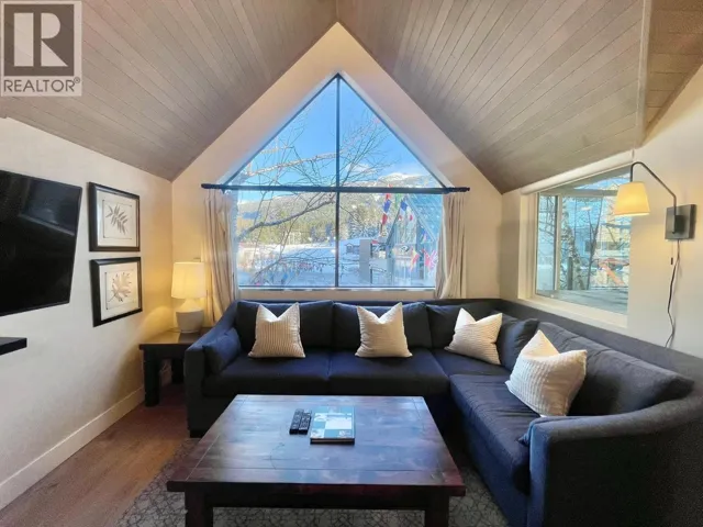 Week 9 902-4293 MOUNTAIN SQUARE, Whistler, British Columbia V8E1B8