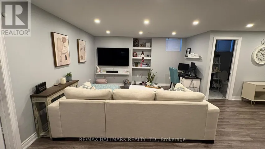 LOWER - 21 LADDER CRES CRESCENT, East Gwillimbury (Sharon), Ontario L0G1V7