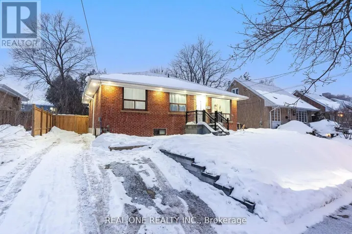 18 COURTON DRIVE, Toronto (Wexford-Maryvale), Ontario M1R1K8