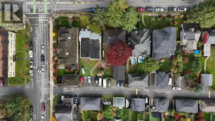 313 E 13TH STREET, North Vancouver, British Columbia V7L2L8