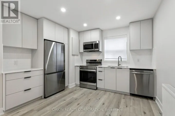 4 - 35 THIRD STREET, Toronto (New Toronto), Ontario M8V2X7