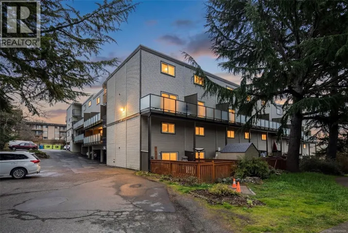 207 991 Cloverdale Ave, Saanich, British Columbia V8X2T5