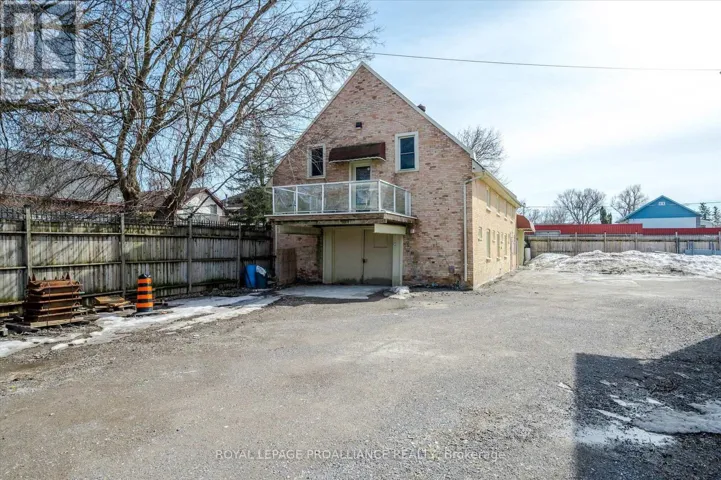 UPPER UNIT - 255 MCDONNEL STREET S, Peterborough (Town Ward 3), Ontario K9H2W2