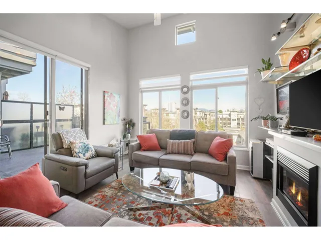 417 15385 101A AVENUE, Surrey, British Columbia V3R0B4