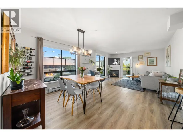 206 935 W 16TH STREET, North Vancouver, British Columbia V7P1R2