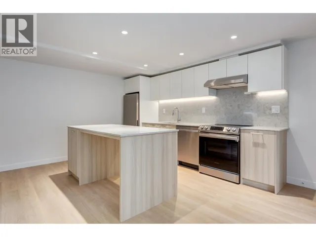 104 126 21ST ST E STREET, North Vancouver, British Columbia V7L0J2