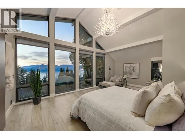 445 MOUNTAIN DRIVE, Lions Bay, British Columbia V0N2E0