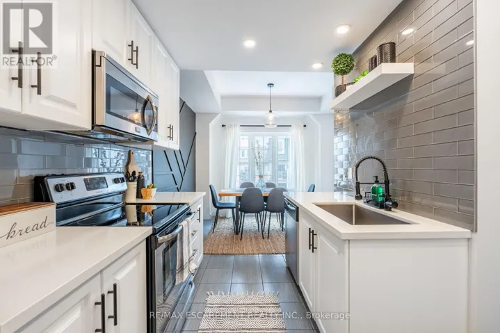 5 - 11 STOCKBRIDGE GARDENS, Hamilton (Stoney Creek Mountain), Ontario L8J0H5