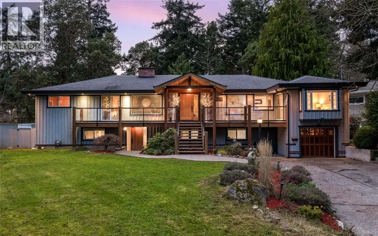 2881 Phyllis St, Saanich, British Columbia V8N1Y8