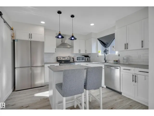 1714 LAKEWOOD RD S NW, Edmonton, Alberta T6K3H5