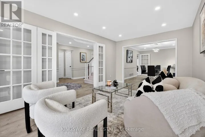 325 SALISBURY LANE, Newmarket (Bristol-London), Ontario L3Y8A6
