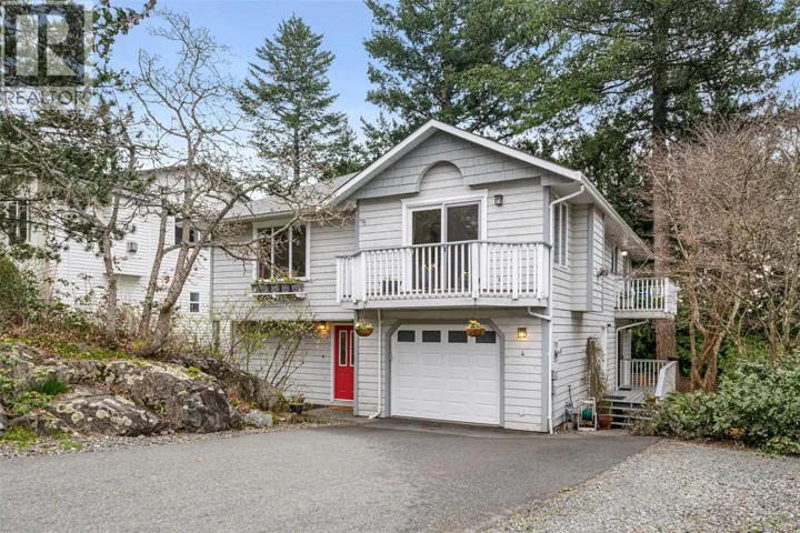 4 890 Admirals Rd, Esquimalt, British Columbia V9A2P1