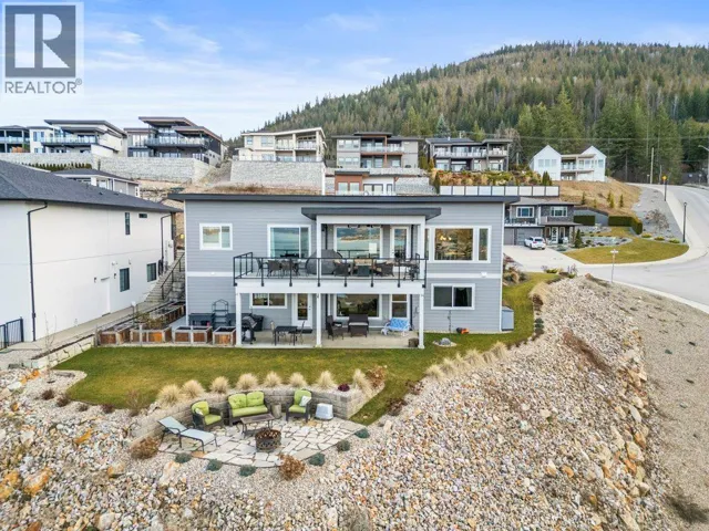 1021 17 Avenue SE, Salmon Arm, British Columbia V1E2G2