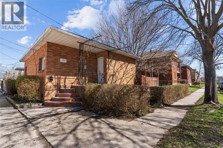 614 ELLIOTT STREET East, Windsor, Ontario N9A3S2