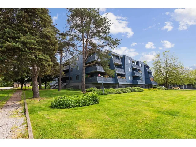 212 17661 58A AVENUE, Surrey, British Columbia V3S1N4