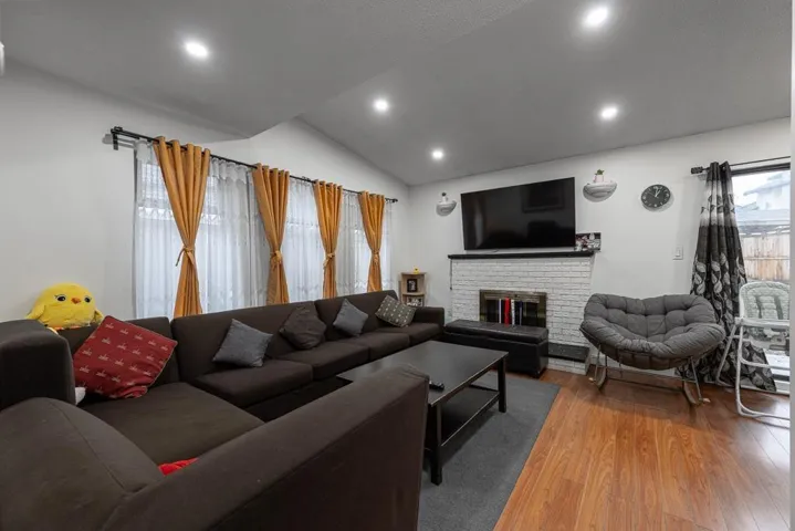 7366 128A STREET, Surrey, British Columbia V3W7G9