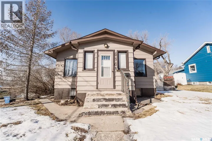 830 7TH AVENUE NW, Moose Jaw, Saskatchewan S6H4C2