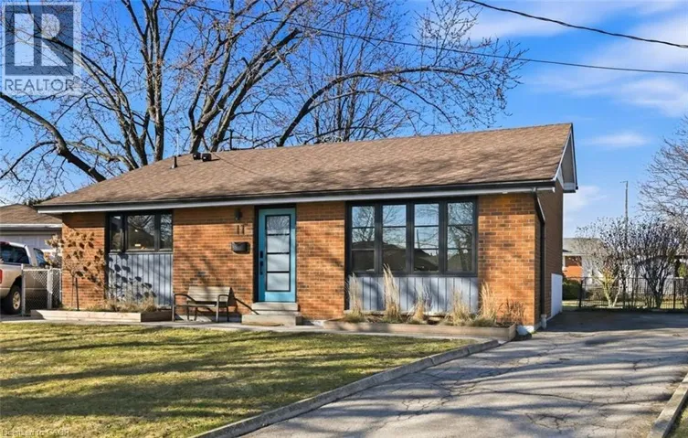 11 SANDLYN Court, Hamilton, Ontario L8H2R4